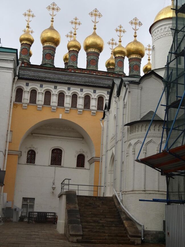 パトルアルシー宮殿<br />狭い所にここにいるぞーと言いたげな表現力です。<br />昨日行った桟橋はPatriarshily　こちらはPatriarch関係なさそうです。<br />そこの階段がリザパラジェーニヤ教会への入口です。すごく目立たないですが人が出てきました。武器庫の延長みたいな展示が