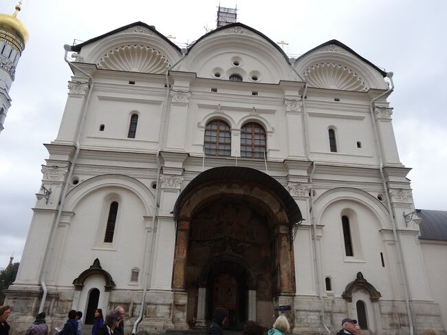 アルハンゲリスキー大聖堂イワン1世からイワン5世までのほぼすべてのモスクワの君主がここに安置されていて最も重要な建物です。天井にキリストの降誕画があります。ウスペンスキーばかり注目されますがここも見逃せない。入ってませんけど