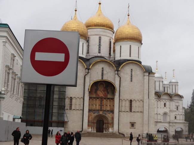 ブラウゴヴェシェンスキー大聖堂を右に曲がるともう戻れません。悔いはないですかそうですか、死角にある鐘を見てませんよ