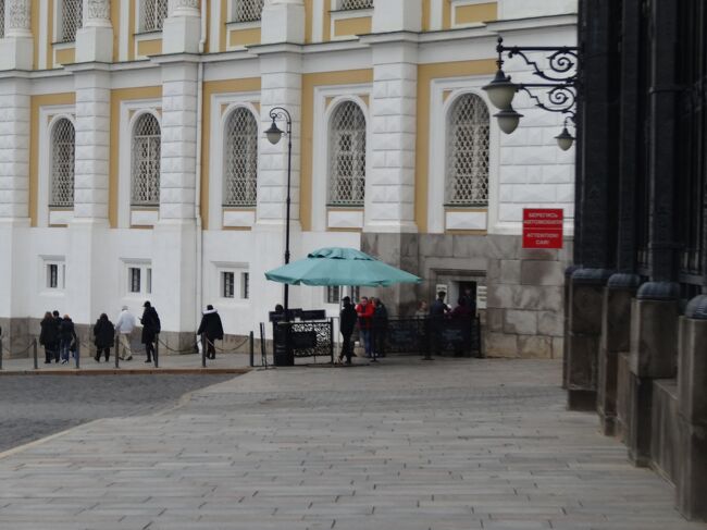 あれが武器庫と教会群を分けるチェックポイントです。