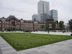 丸の内駅前広場から東京駅丸の内駅舎を望む