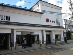 そのブロンズ像の前に建つのが「光源社本店」。

賢治の初めて童話集”注文の多い料理店”を出版したのがこの光源社、
現在は民芸品店のようですね！～、民藝の桃源郷？～。