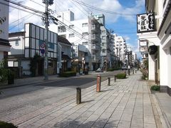 通りに面したもう一軒の「光源社・モーリオ」、
くるみクッキーなどで有名な県内の食品や細工物を扱うお店です。

では、更に通りをぶらぶら歩いて行きましょう！～、