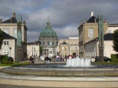 次いで、デンマーク王室の居城アマリエンボー宮殿へ