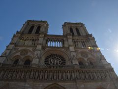 午後の日差しを浴びるノートルダム寺院