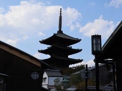 細い路地から見える八坂の塔。
古都の風情を感じます。
この辺りで急に人が多くなってきました。
中国からのお客さんが、ほぼ着物を着て歩いていたことにビックリ！
通りにはレンタル着物のお店もありました。