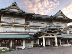 イングリッシュガーデンのお隣は、旧琵琶湖ホテル。
現在は「びわ湖大津館」として地域の方に利用されているようです。
宿泊は出来ないけれど、レストランはあり、宴会場などもありました。