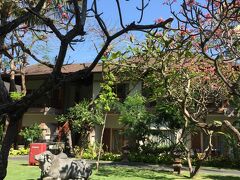 ショッピングとランチの後は、一度ホテルへ戻りました。
荷物を置くのと、しばし休憩。

ウルワツへは15時半出発すればいいらしい。

ウブドもそうでしたが、初めてのバリ島ということもあり、行きたい所がたくさんあって、ほとんど出かけてしまい、ホテルステイを楽しむ時間がありませんでした。
また行くときは、のんびりホテルステイを満喫したいな～と思う日々です。

プルメリアや南国の植物がたくさんあってきれいなお庭でした。
いっぱい散歩もしたかったな～