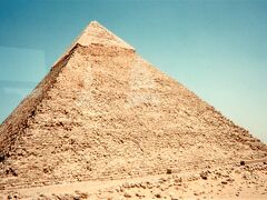 言わずもがなのギザの三大ピラミッド。エジプトに来て、これを見ずにどこへ行くのという感じ。化粧石が残っているから、これはカフラー王のピラミッドでよかったかな？