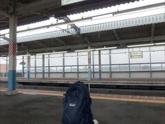 そんなわけで、
無事に旅立ちの日を迎えました～ (^▽^)

2018年10月27日 土曜日　時刻は午前8時17分。

今回はフライトの都合で土曜日の出発なので（JALのクアラルンプール行が昼便のみ）、いつものT-CATからではなく、東松戸駅から京成成田スカイアクセス線（アクセス特急）で成田までまいります。

ほんとは金曜の夜便で出発して現地に土曜の早朝到着というのが、いちばん時間を有効に使えるので、そのスケジュールで羽田から飛んでいるANAのほうが良かったのですが、今回はどうしてもJALマイルを使って「THE JAL機」で行きたかったので、時間のほうは妥協しました。

まあ、タダで乗れるのですから文句は言いません。(^_^)

それと今回の旅は、現地で電車やバスを使った陸路の移動が多くなるため、年々筋力衰えつつある黄昏世代の自分が一人で無理なく背負えるよう、荷物は極力小さくしました。

機内持ち込みサイズのキャリーバッグと、20Ｌサイズのリュック１個。これだけで８日間がんばります。かさばる衣類をできるだけ少なくし、柔軟剤入りの液体洗剤（ニュービーズ）も持ったので、現地で毎日洗濯します。
おみやげを爆買いして荷物が増えたら、潔くDHLで現地から送ることにします。。