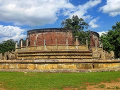 ワタダーゲというポロンナルワ遺跡群のシンボリック的な遺跡。
もともとは屋根のある仏塔だそうで、現在は屋根がなく壁だけが残っている。
どんな形やったんやろ。