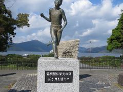 箱根駅伝記念碑　10:10

台座の横面に第1回から2018年第94回までの優勝大学名とタイムが刻まれています。
