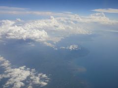 予定通り、KLに到着。この当時はバゲッジスルー出来なかったので、一度入国して荷物を受け取ります。デンパサール空港から気になっていたのですが、どうもKLからのエアアジアのチケットが見当たりません。KL空港にはセルフチェックインの機械があるので、予約番号さえ分かればチケットは要らないのですが、その予約番号が分かりません。チェックインする時には持っていたはずなので、機内持ち込み荷物の中にあるハズ。でも何度見ても入っていない。落としたかなー。預け荷物を受け取って、一応探してみましたが見つかりませんでした。
セルフチェックインの機械で、チケット購入時のクレジットカード番号でも再プリントできるはずなのですが、エラーが出てしまいます。仕方なく、激混みのエアアジアのヘルプカウンターへ分け入って、再プリントしてもらいました。カウンターでのプリントは有料でしたが、昔はチケットを失くせばパーだったことを思えば、安いものです。本当に便利になりました。
この空港は何かと時間が掛かるので、乗り継げるか焦りましたが大丈夫でした（現在のKLIA２ではありません。昔のLCC空港の事です）失くしたと思ったチケットは、ホーチミンであっさりと機内持ち込み荷物から見つかりました。