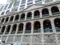 角に高街鬼屋と言われる西営盤社区総合大楼。