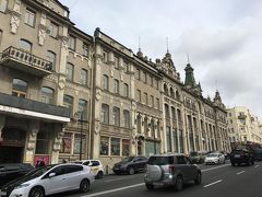 これは「グム百貨店」。
帝政ロシア時代の19世紀末に建てられたという歴史ある百貨店です。
これまた建物が素敵！

この後は、この百貨店前のバス停から、こわごわ？バスに乗り、プチ冒険でちょこっとだけ中心部を離れます。