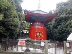 墓地を下って行くと赤の多宝塔あり ― 日蓮聖人の御荼毘所．