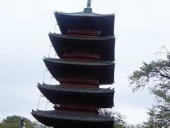 池上本門寺に戻る．　
逆光でよく撮れてないが五重塔．

徳川２代将軍となった秀忠の病気平癒の寄進で建てられ，元禄15年（1701）に５代将軍綱吉の命で現在地へ移築，修復された．
関東に４基現存する幕末以前の五重塔のうち一番古い塔．
