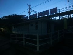 やって来たのは、片瀬白田駅です。
こんな早朝から何をするのかと言いますと‥