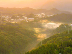 ホテルから10分程で国見ケ丘に到着。
朝の冷え込みが厳しくなると見られる雲海。
この日は少しだけ雲海が出ていました。
高千穂の街を覆う雲海。