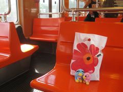 マリメッコファクトリーからの帰りの地下鉄車内。
ポップなオレンジ色の座席と戦利品。
ショッピングバッグのデザインは、店員さんが商品に合わせていた。
私はウニッコ柄を購入したので、ウニッコパッケージ。