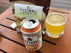日本から持ってきたおつまみと一緒に、スーパーで買ったビンタンビール、
オレンジの香りなのかな？と思って飲んでみると、ハーフで割ったぐらい
オレンジジュースの味が、、、あまーいビアカクテルでした。