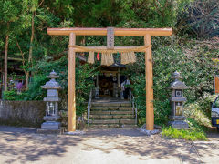 天真名井からすぐのところにある荒立神社です。
猿田彦命と天鈿女命が結婚して住まわれた地と伝えられ、芸能と縁結びにご利益があると言われています。