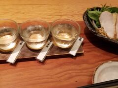 いつものようにバスで成田に向かう前に東京駅に。
近くの郷土料理店で小腹を満たします。周りはランチを楽しむサラリーマンですが、ちょい飲み利き酒セットをオーダーです。酒飲んでごめん！
