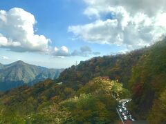 市内では交差点ごとに左右から車が入ってくるので中々進まず、抜けるのに時間がかかりました

イロハ坂もノロノロ運転と停止を繰り返し少しずつ登っていきます