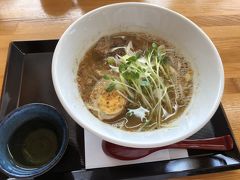 父母が浜のベストタイムは干潮時

干潮時と日没が重なる日が最高らしい

今日の干潮時刻は午後4時半ごろ、日没は午後5時半ころ、しかも快晴と最高のシチュエーション！！

ただ、ここから3時間かかる

現在時刻は午後1時過ぎ

ほんとは四万十川の天然うなぎを食べたかったけど絶対間に合わんよなぁ

仕方なく近くの道の駅 あぐり窪川でぱぱっと昼食

オススメ料理、宗田節ラーメン

これがなかなか美味しい！

出汁が効いててあっさり味

うどんでも合いそう