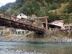 連休が終わった朝、河童橋も静かです。
橋の下からのショットははじめてかも。