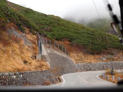 グレーの雲に突入するあたり周囲はハイマツになります。
乗鞍スカイラインが一般車の通行が禁止されたのは2003年から。
それまでは有料道路で、日本で一番高い所を走る道でした。