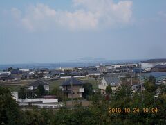 10月24日（水）晴れ

9時45分　伊予三島を出発し高速に乗り

豊浜サービスエリアで休憩です。

今日も伊吹島が綺麗に見えます。
