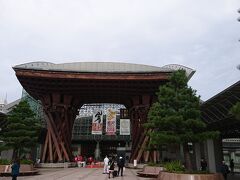 金沢駅前の鼓門です。この鼓は金沢の伝統芸能「加賀宝生」の鼓をイメージして作られたそうです。写真は、帰札の日に撮影したものです。