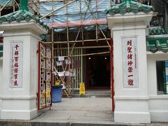 地下鉄で尖沙咀駅から中環駅、乗り返して上環駅に移動。香港最古の寺院「文武廟」に来ました。