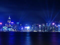 スターフェリーで香港島から九龍側へ移動。ここで鑑賞するのはギネスにも認定されている、香港のナイトイベントシンフォニー・オブ・ライツ。
とにかく人、人、人。ゆっくり鑑賞されたい方は少し混んでる港近くから外れたほうが良いと思います。
