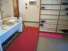 メルカリで草津感謝券が期限残り1週間ということでタイミングよく半額以下でゲットできたので、せっかくだから2泊してこよう！！と思い立ち！

しかし当日はバイトの日で出発は夕方・・・となると現地に到着は夜だなーーってことでとにかく安いとこ探しました。
しかし安かろう悪かろうじゃ困るのでそこは慎重に・・。
温泉旅館がベストですが、結構民宿系も多い。じゃらんでクーポン千円もあったしホテルタカが、なんと！素泊まり3千円という安さで口コミもいい！

バイト→高速→渋川伊香保まできて回転寿司いこうかと思ったら通り過ぎちゃって・・・。戻るの面倒だしこの先飲食店もないし、まさかのコンビニ飯になりました。
ここからもう日没で暗闇を走ります。
意外と道路は広くてぎゅんぎゅん飛ばせるな～。
高速バスにしようか迷ったんですがコケをみにいきたかったので今回はマイカーにしました。
なんとか8時ごろ到着。

