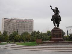「ホテルウズベキスタンと、アミール・ティムール広場」
