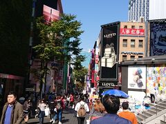 いよいよ明洞へ
この風景を見ると韓国に来たなって思います
到着したのが日曜日の昼過ぎだったので、地元の方や観光客など沢山の人でごった返しています