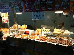 明洞の夜はやっぱり屋台です
沢山の種類の屋台が並びます
こちらは串焼きのお店でしょうか
どれも美味しそうです