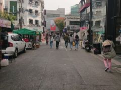 続いて、またまた地下鉄を乗って弘大へ
平日の午後にも屋台があって、若い人たちが沢山行きかっています
明洞とはまた違った雰囲気がある街並みです