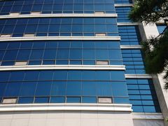 今回宿泊したのは「スカイパークセントラル明洞」
明洞の街へすぐに行ける好立地、地下鉄までも近いです
ただし、タクシーの運転手さんの認知度はほぼゼロで、名前を言っても理解してもらえません。
出かけるときは入り口のホテルの名刺を持って歩くことをおすすめします