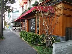 まずは近くのAU BON VIEUX TEMPSへ
とても人気なケーキ屋さんだけど
これまでは遠いし、尾山台という比較的わざわざ足を運ばないと行かない地だったので行った事がありませんでした
せっかくなので覗いてみる事に