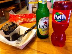 空港送迎時間が21時半で、少し時間があるので、
デパーチャーラウンジで休憩しました。
誰もいなくて、冷房がガンガンで寒かった。
意外と広くて、1番奥には横になれるソファーベッドもあり、横になって休みました。

時間になったのでロビーで待っているとお迎えがきて空港まで送っていただきました。渋滞もありませんでした。

チェックイン、荷物も預け、残りのルピアを使い切るショッピングへ。
荷物…ガルーダのスタッフも「Oh～」と目が合いニコリｗ
３０ｋｇ越えのタグをつけられました。危ない危ない。ギリギリセーフ！

ここでも、ヴィクトリアシークレットへ連れていかれました。
空港はやはり、高いですね。
あれこれ見て回り、マッサージオイルで丁度ルピア札使い切りました。

さてさて、最後にビンタンレモンで休憩。
娘が飲んだことないと選んだファンタ、ストロベリーはかき氷のシロップみたいな味で甘すぎ…


飛行機は定刻にバリを飛び立ちました。