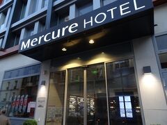 ホテル到着は１９時４０分。

ホテルはメルキュール　パリ　１７　パティニョール。２０１８年５月に１７区のWAGRAM駅から徒歩７～８分のところにできたホテルです（写真は別の日に撮影したもの）

この辺りの店やレストランを紹介しているガイドブックは皆無でした・・