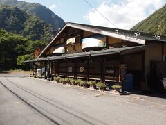 13：24　ぐりんでる
国道158号　道の駅風穴の里の向かいにある蕎麦カフェです。
このお店は2㎞ほど西側にあったオーベルジュが移転してきました。

ランチタイムを過ぎてしまい、お目当てにしていた蕎麦は完売。
連れはカレー、私はそばがきを頼みました。