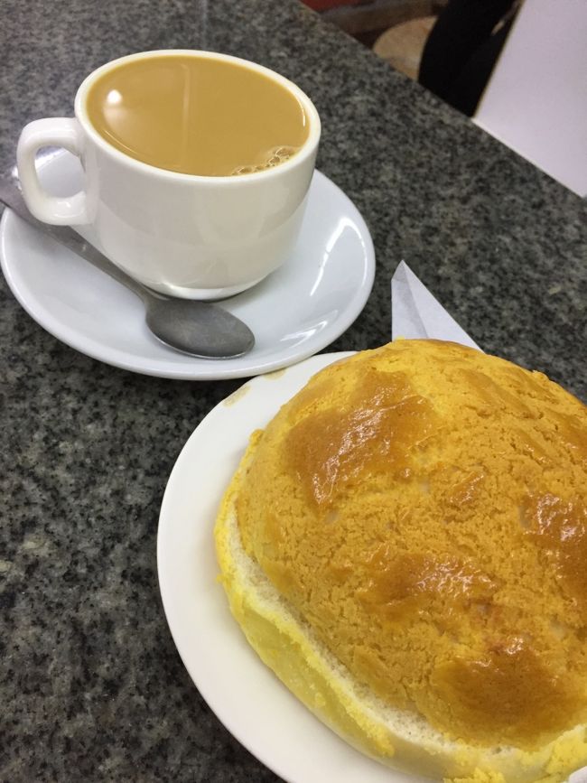 パブリックバスでマカオ半島へ。<br />朝ごはん。金馬輪珈琲餅店。<br />ポークチョップバーガー目当てだったけど、パイナップルパンが超おいしかった^ ^