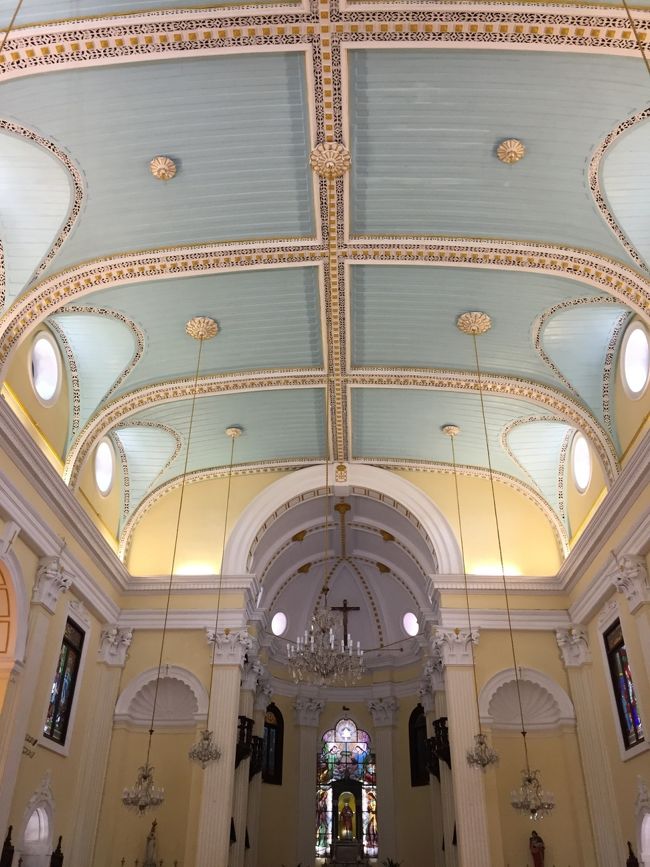 聖ローレンス教会。<br />こんな、優しくてカラフルな色の教会がいくつもあります。