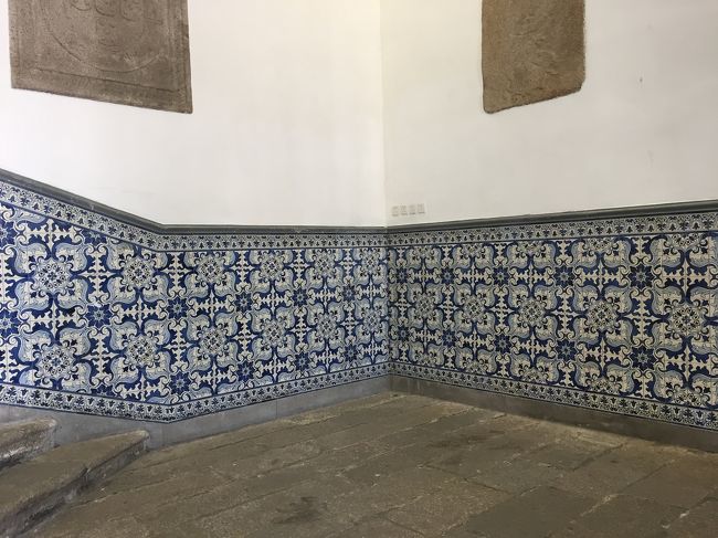 こちらのアズレージョは、民政総署。<br />ここに小さいけど雑貨を売るお土産やさんがあってアズレージョの小物売ってた。