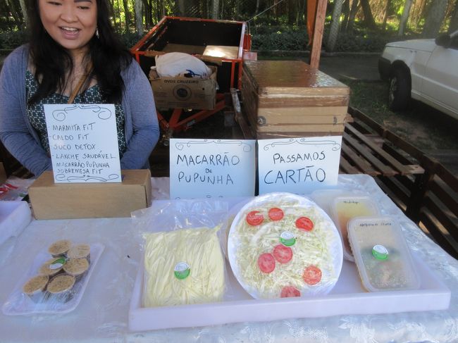 ププーニャ＝パウミットの細切りで作ったパスタ<br />　トマトソースでパスタの感覚でカロリーゼロだって<br />発想が面白い日系女性の登場で日曜フェイラが楽しくなりそう<br /><br />