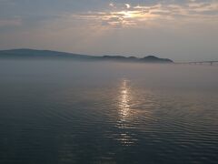 朝目が覚めたらちょっとだけ朝日が見えた。
お部屋のベランダから能登島が見えたよ。